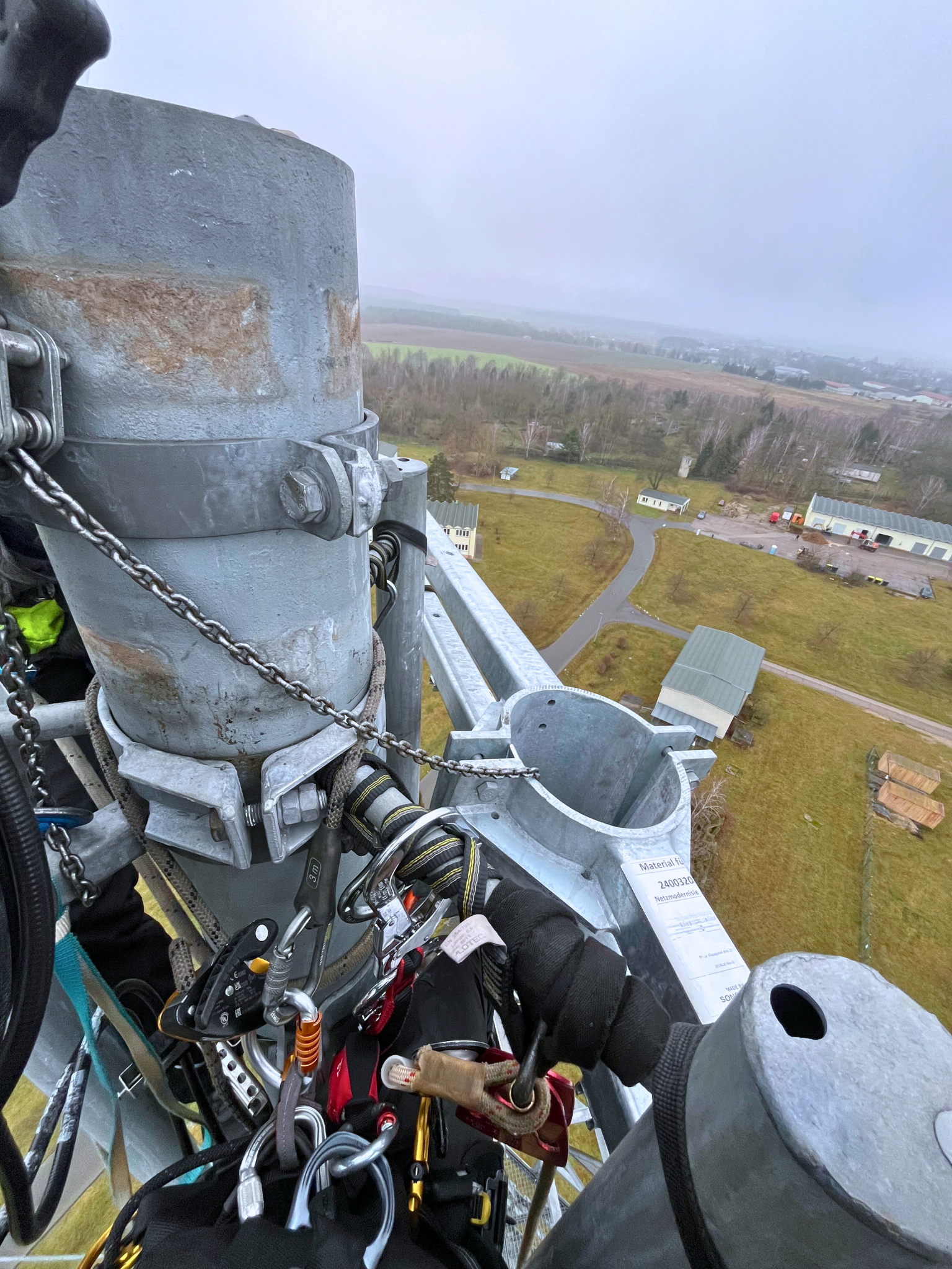 Montage einer Antennenhalterung auf einem Funkmast – Seilmeister Industriekletterer bei Höhenarbeiten
