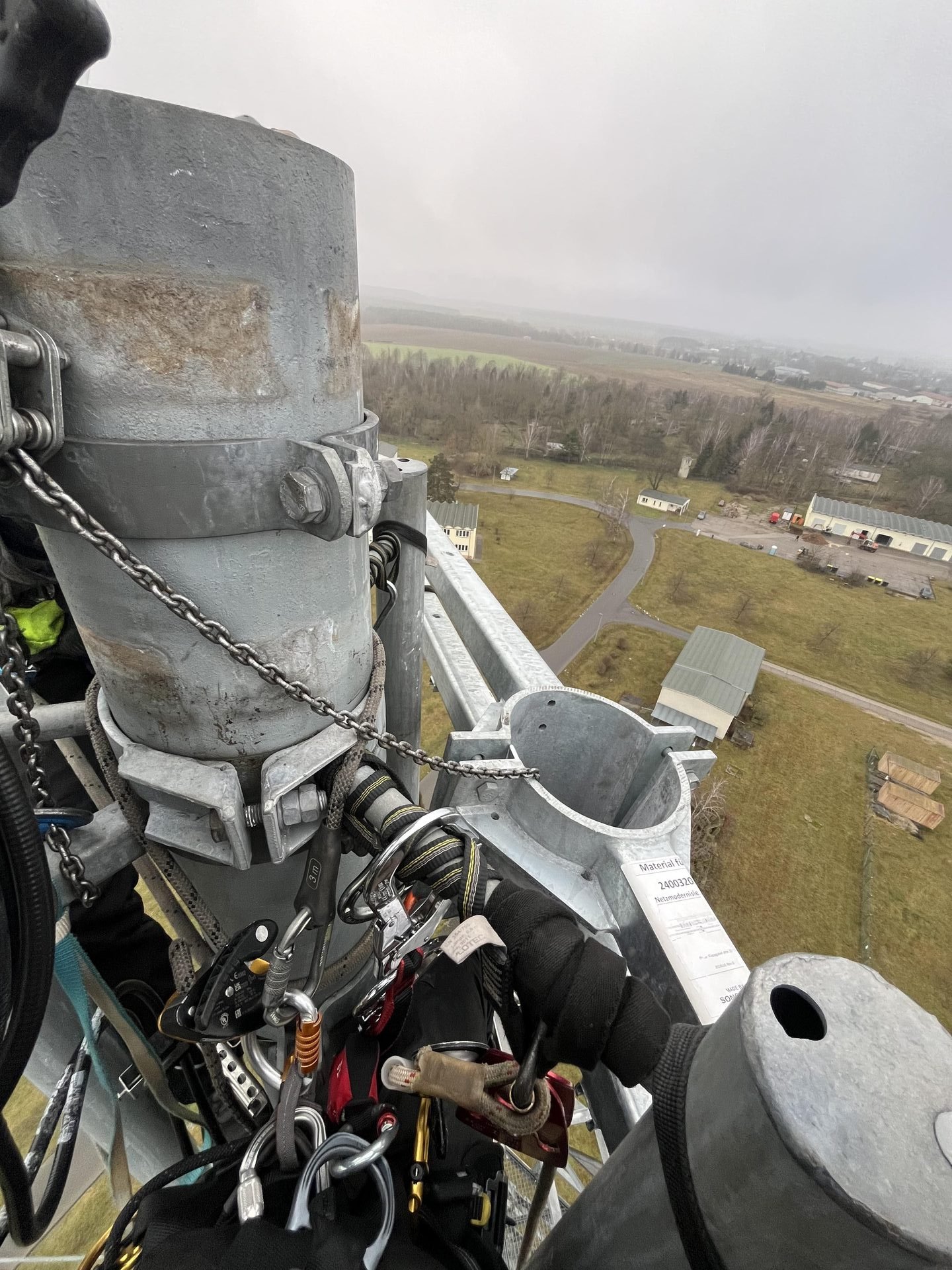 Antennenmontage auf einem Funkmast
