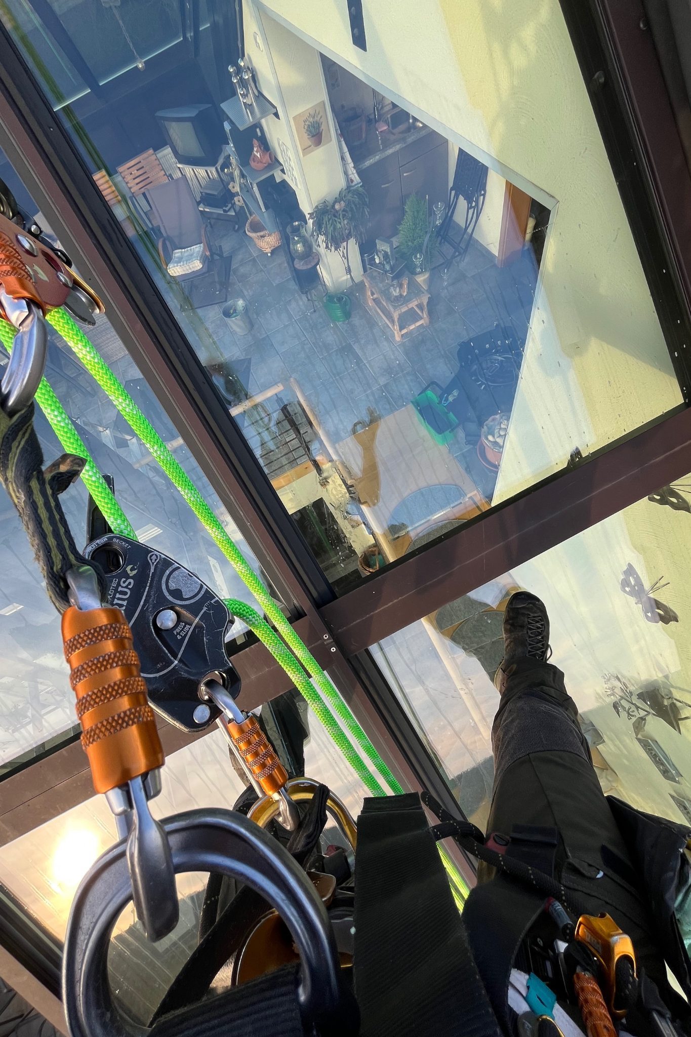 Glasreinigung an einem großen Wintergarten