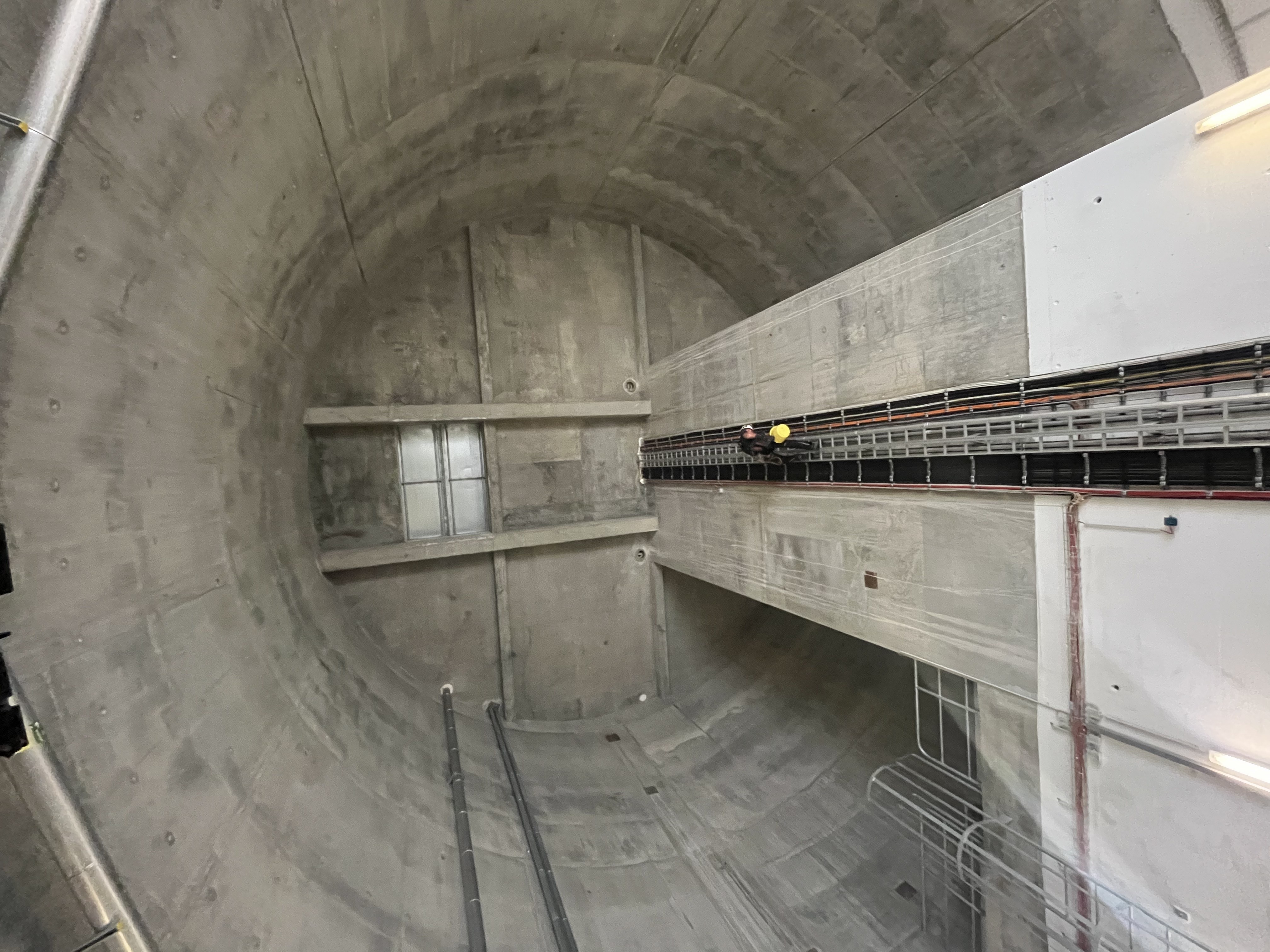 Inspektion in einem Betonschacht