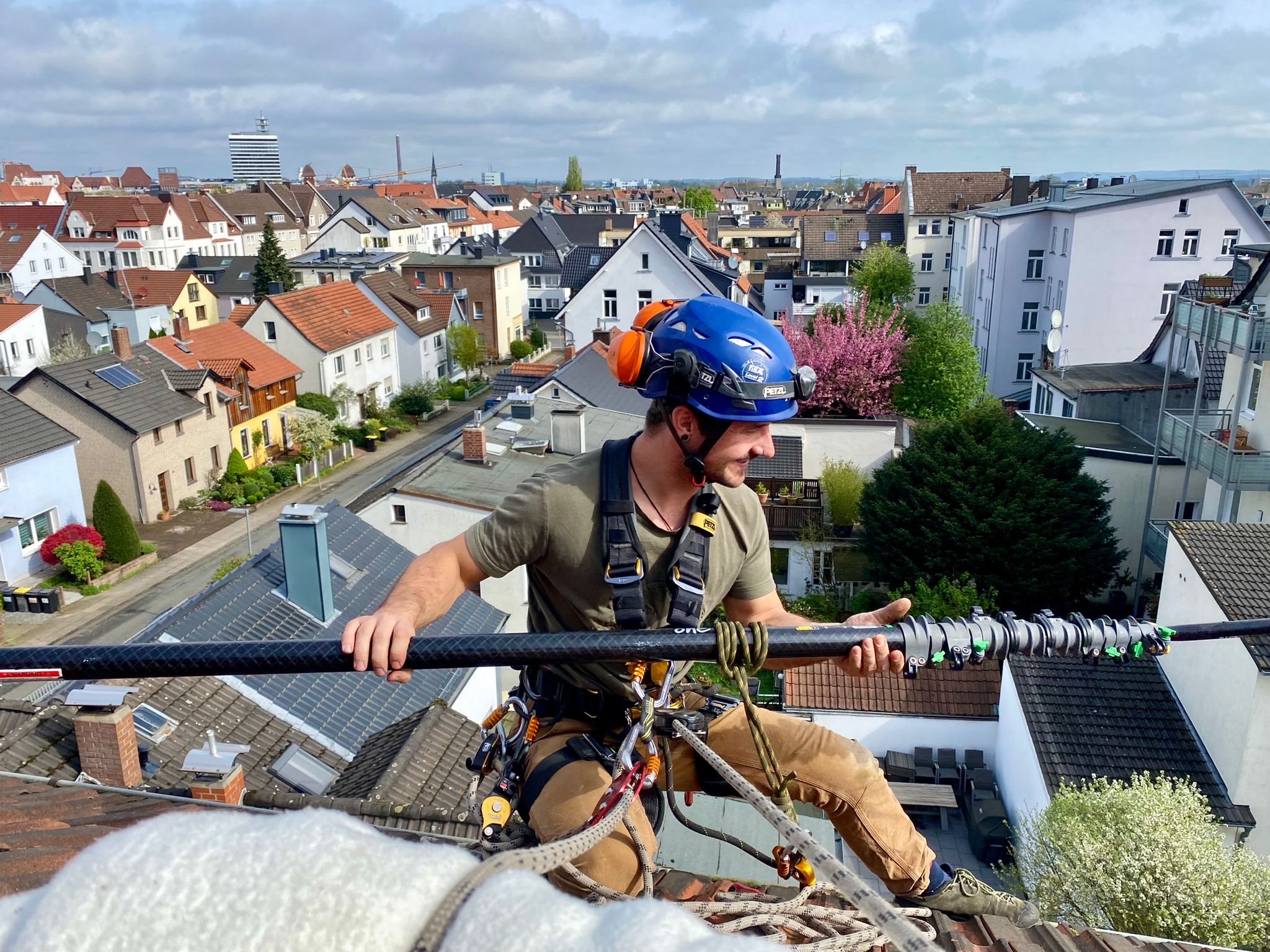 Industriekletterer bei Höhenarbeiten