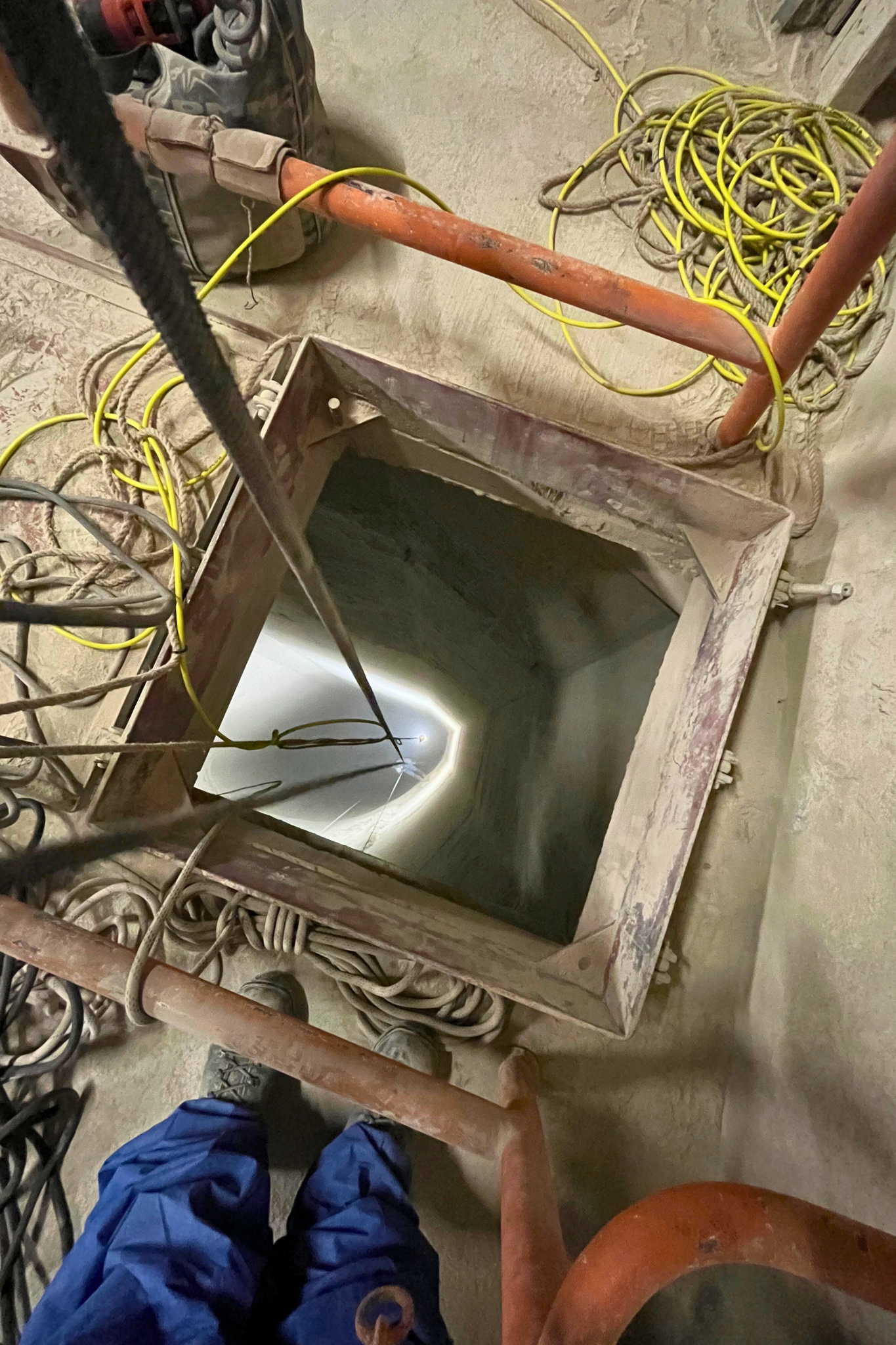 Blick in den Einstiegsschacht eines Silos vor Reinigungsarbeiten mit seilunterstütztem Zugang