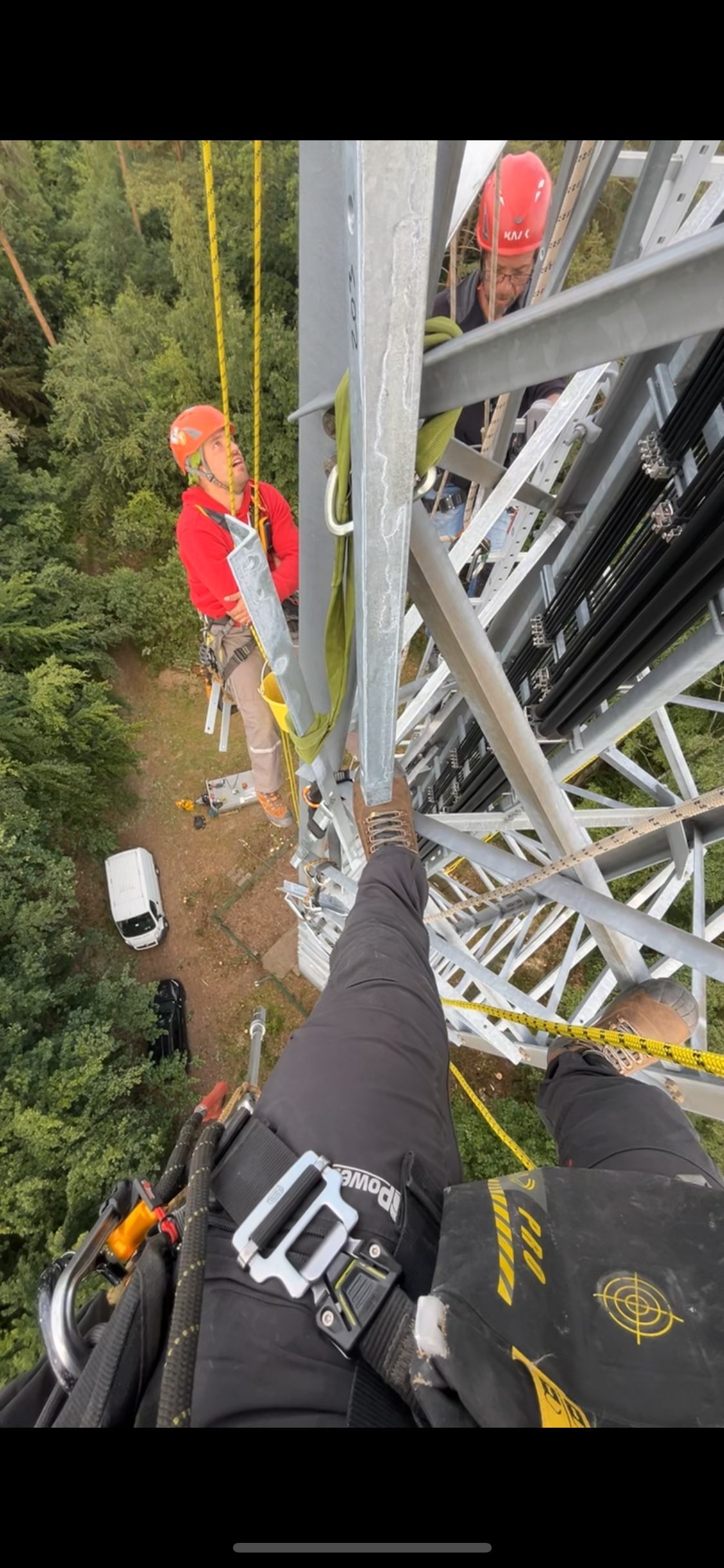 Arbeiten auf einem Stahlgittermast